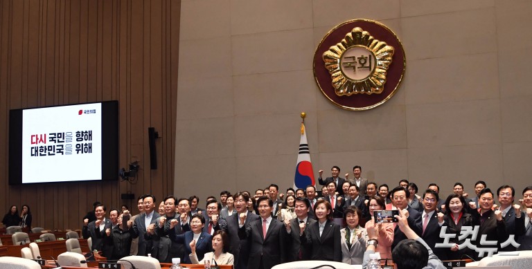 의원들 향해 큰절하는 김문수 대선후보