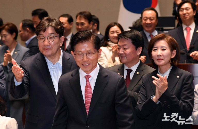 의원들 향해 큰절하는 김문수 대선후보