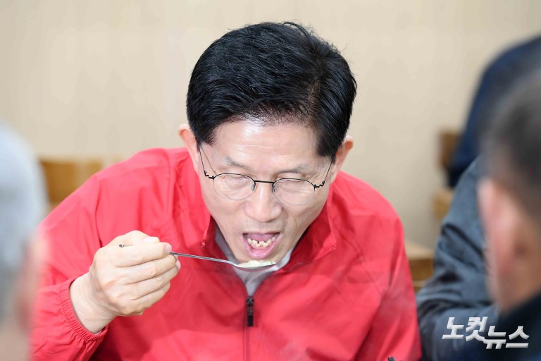 순대국밥 먹는 김문수