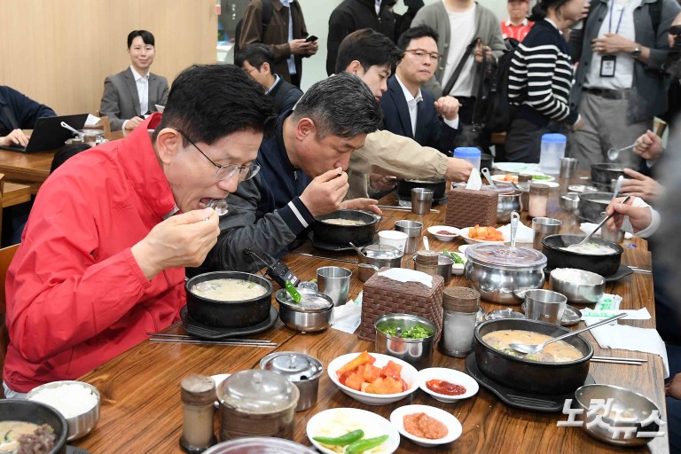 순대국밥 먹는 김문수