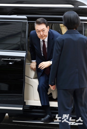 포토라인 지나치는 윤석열