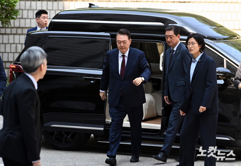 포토라인 지나치는 윤석열