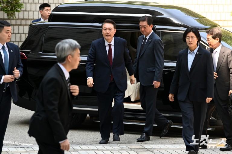 포토라인 지나치는 윤석열