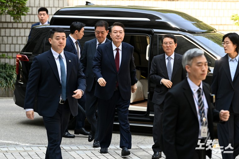 포토라인 지나치는 윤석열