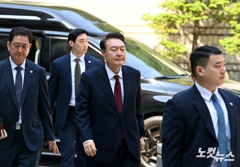 포토라인 지나치는 윤석열