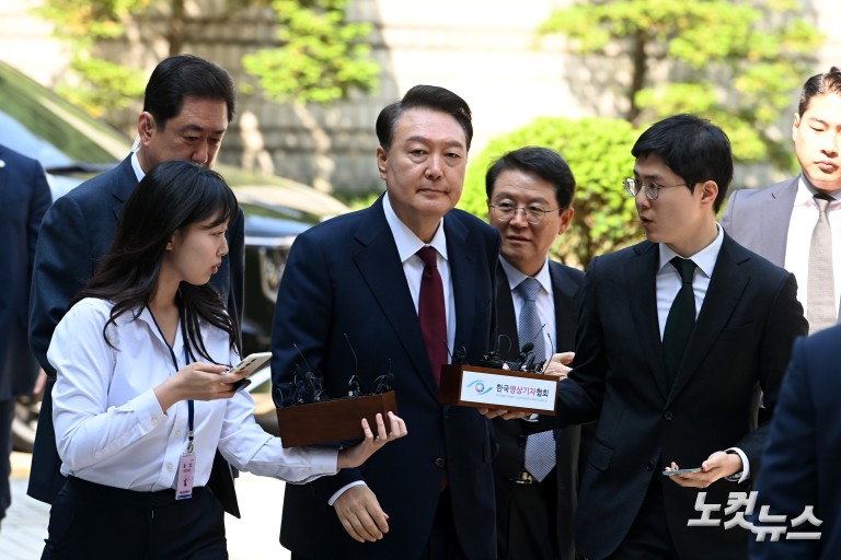 포토라인 지나치는 윤석열