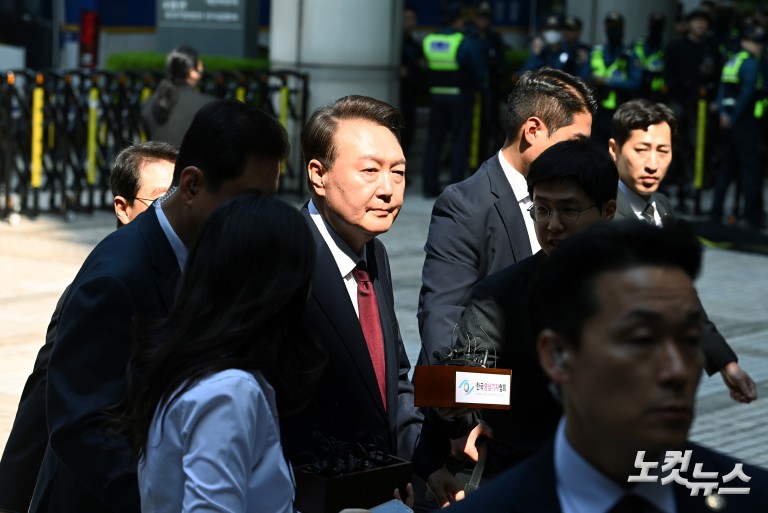 포토라인 지나치는 윤석열