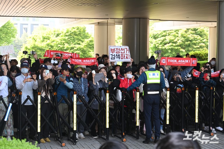 포토라인 지나치는 윤석열