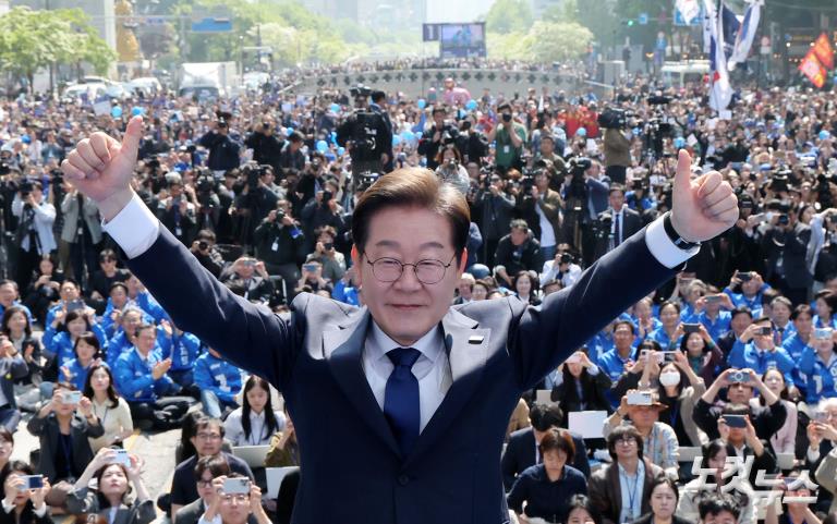 이재명 후보, '빛의 혁명' 광화문에서 첫 유세