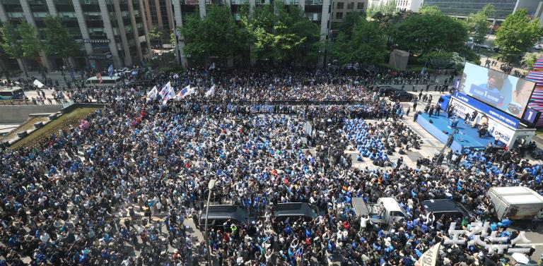 이재명 후보, '빛의 혁명' 광화문에서 첫 유세