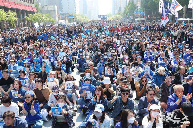 이재명 후보, '빛의 혁명' 광화문에서 첫 유세