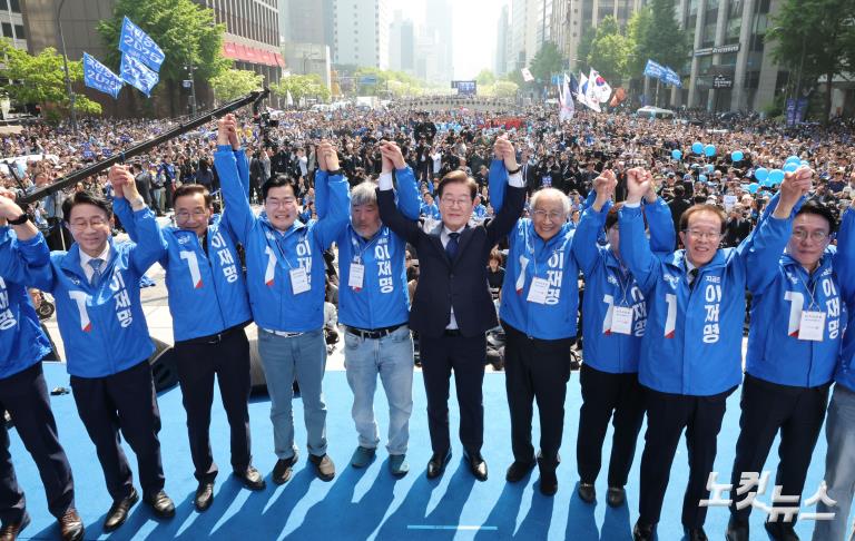 이재명 후보, '빛의 혁명' 광화문에서 첫 유세