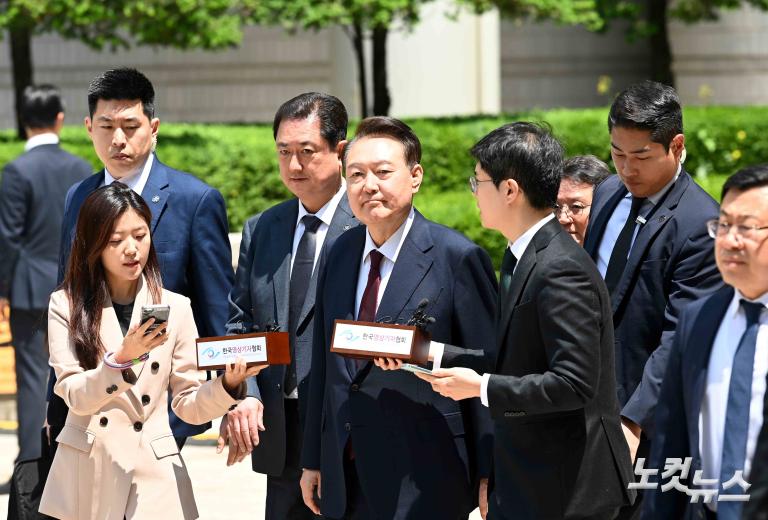윤석열 오전 공판 종료