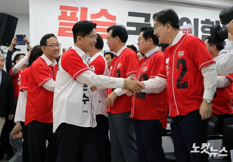 ‘대선필승’ 피켓 든 김문수