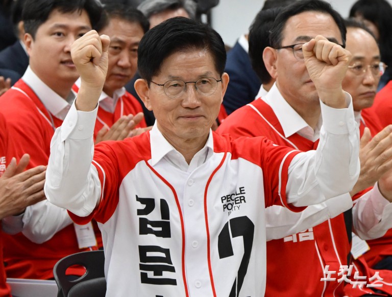 ‘대선필승’ 피켓 든 김문수