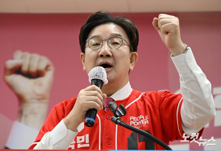 ‘대선필승’ 피켓 든 김문수