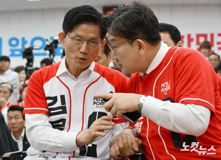 ‘대선필승’ 피켓 든 김문수