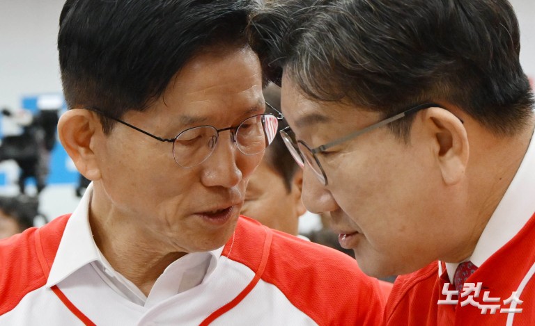 ‘대선필승’ 피켓 든 김문수