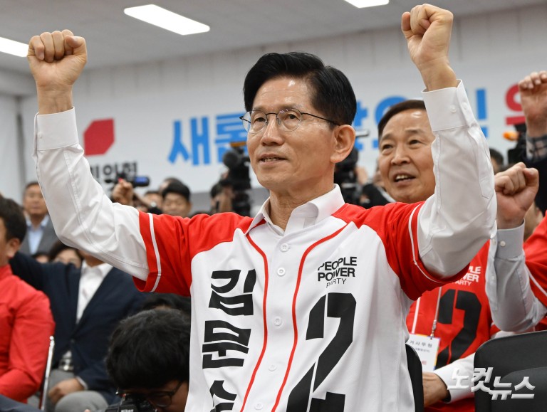 ‘대선필승’ 피켓 든 김문수
