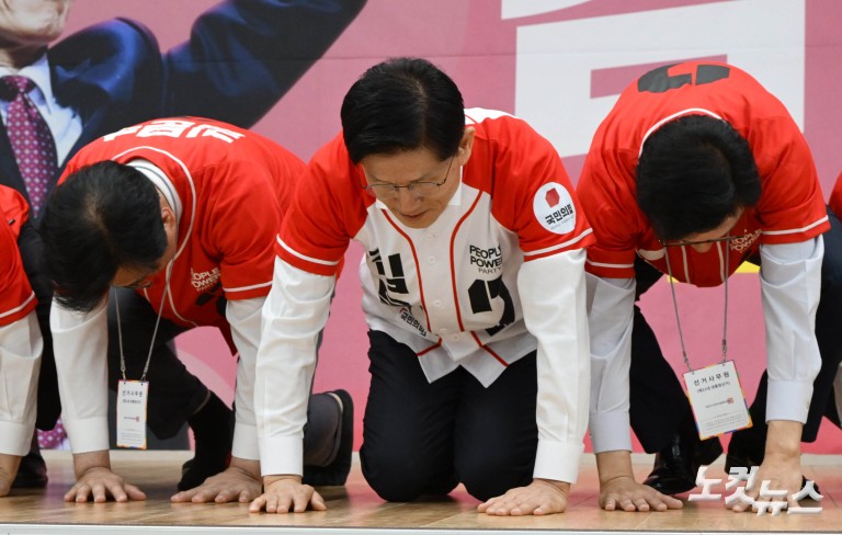 ‘대선필승’ 피켓 든 김문수