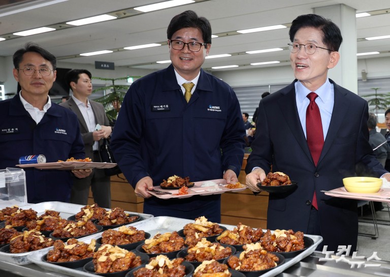 김문수, 사천 항공정비업체 방문