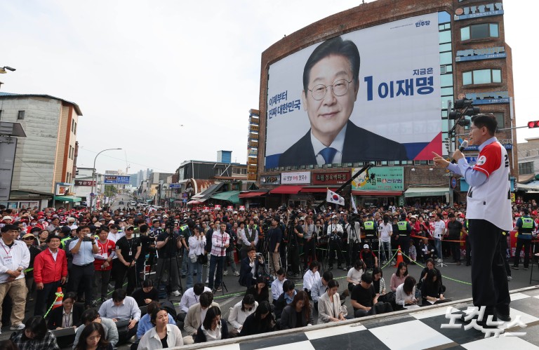이재명 현수막 앞 김문수 유세