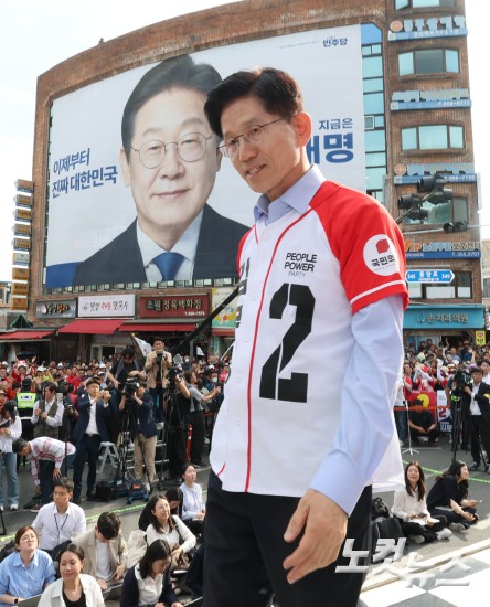 이재명 현수막 앞 김문수 유세
