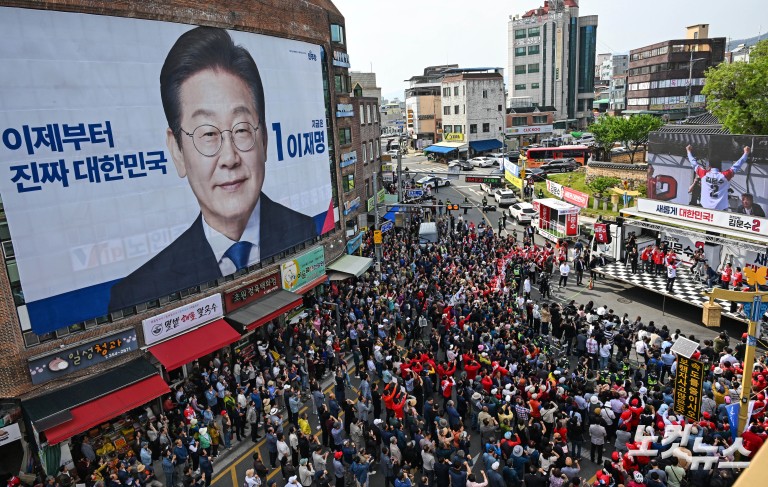 이재명 현수막 앞 김문수 유세