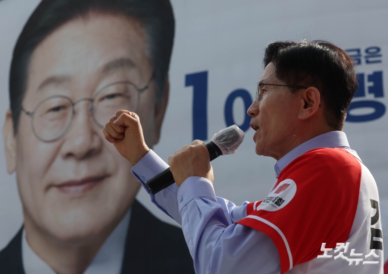 이재명 현수막 앞 김문수 유세