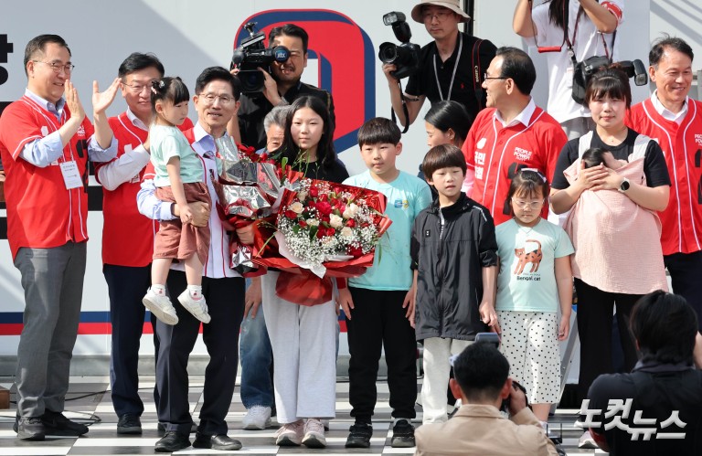 이재명 현수막 앞 김문수 유세