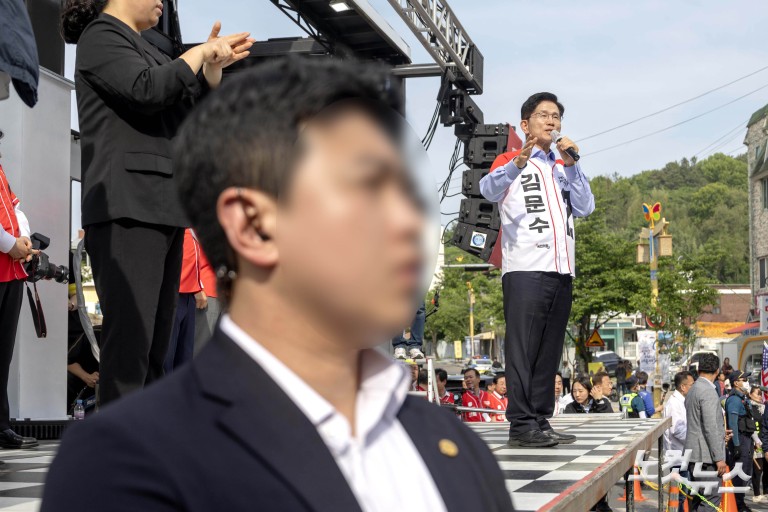 이재명 현수막 앞 김문수 유세
