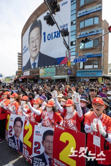 이재명 현수막 앞 김문수 유세