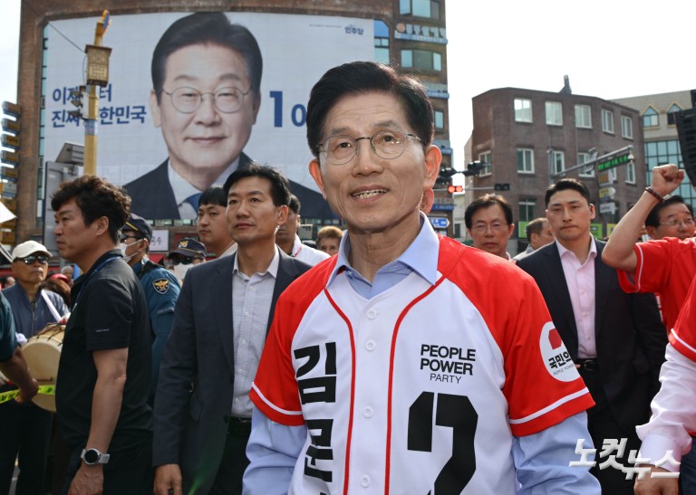 이재명 현수막 앞 김문수 유세