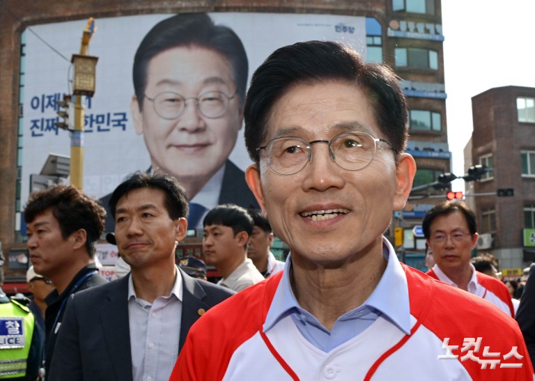 이재명 현수막 앞 김문수 유세