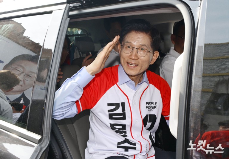 이재명 현수막 앞 김문수 유세