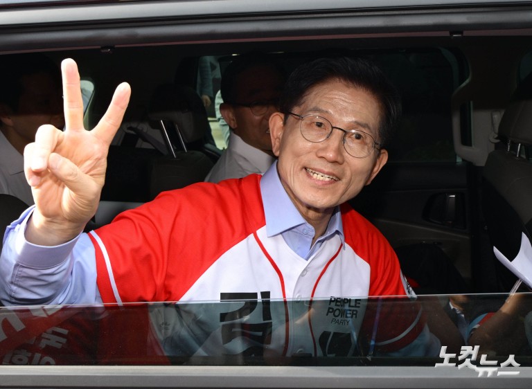이재명 현수막 앞 김문수 유세
