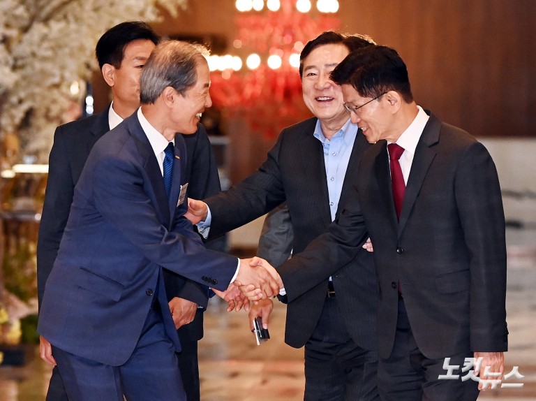 자랑스러운 중소기업인협의회 조찬 강연 참석한 김문수 대선 후보