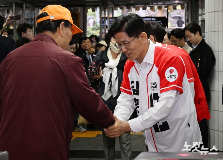 김문수 대선 후보, 신도림역 출근길 인사