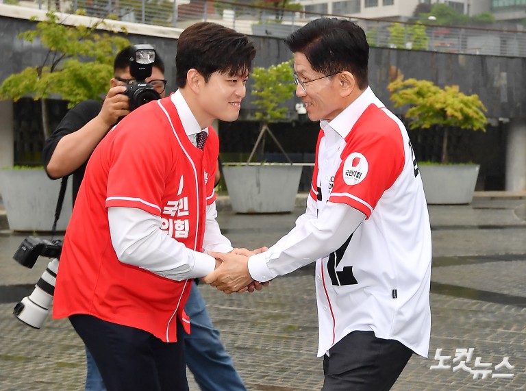 김문수 대선 후보, 신도림역 출근길 인사