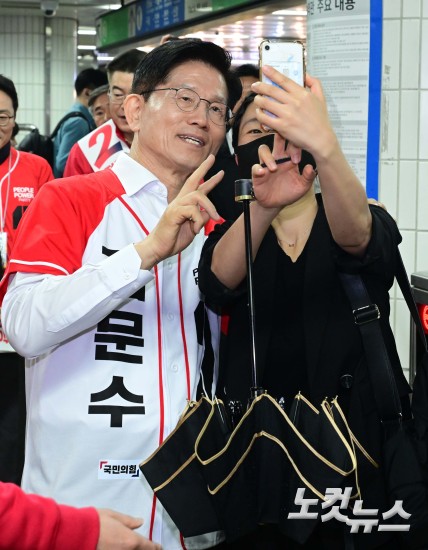 김문수 대선 후보, 신도림역 출근길 인사
