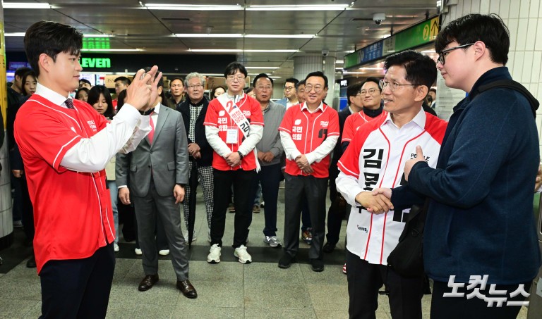김문수 대선 후보, 신도림역 출근길 인사