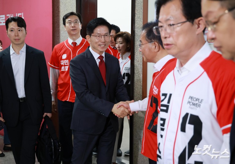 김문수 후보, 긴급 기자회견