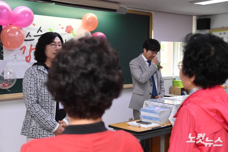 만학도들이 부른 '스승의 은혜'