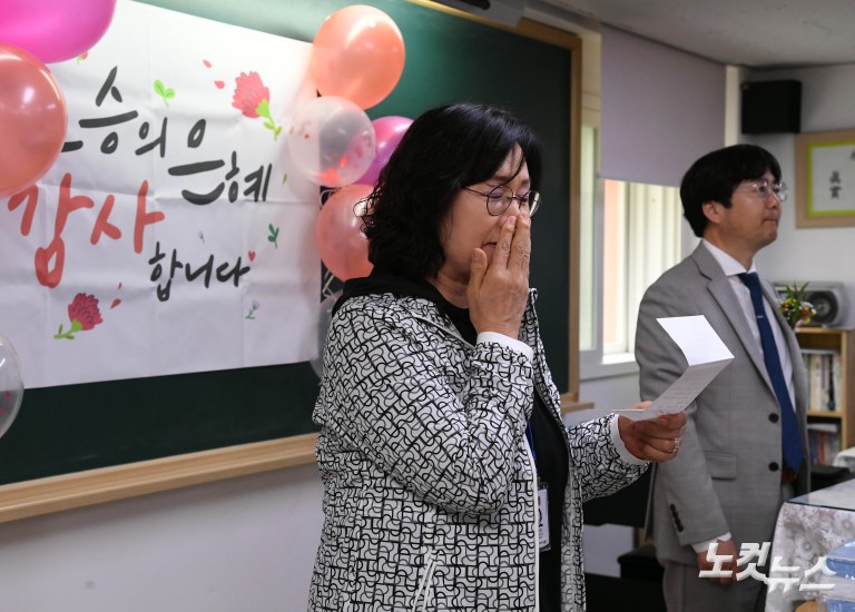 만학도들이 부른 '스승의 은혜'