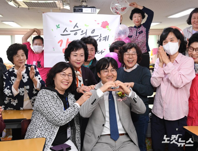 만학도들이 부른 '스승의 은혜'