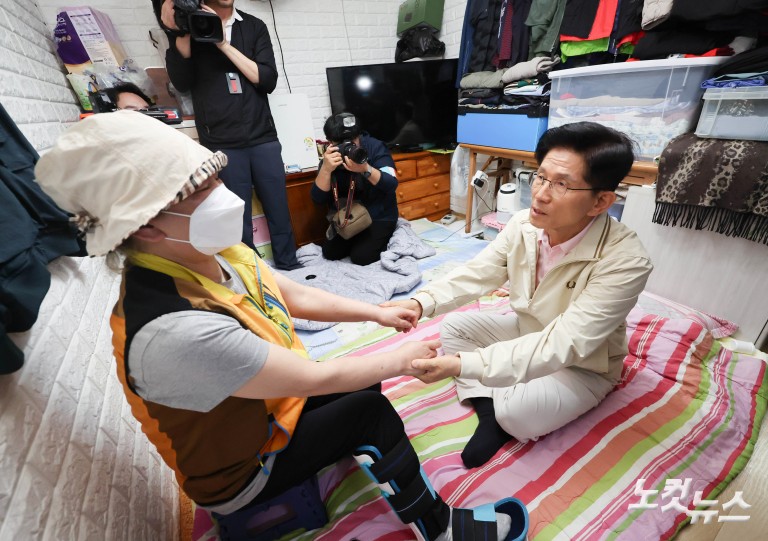 김문수, 영등포 쪽방촌 방문