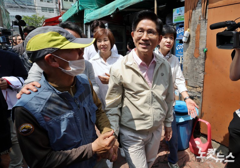 김문수, 영등포 쪽방촌 방문