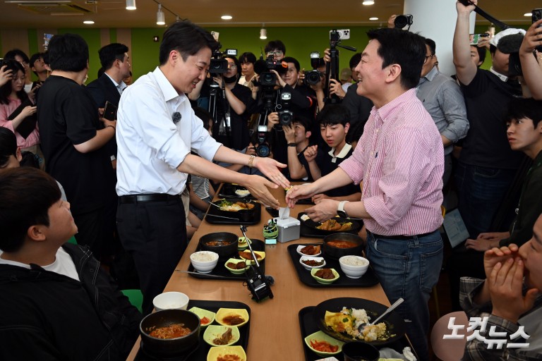 학생들과 만나는 이준석 대선 후보 찾은 안철수