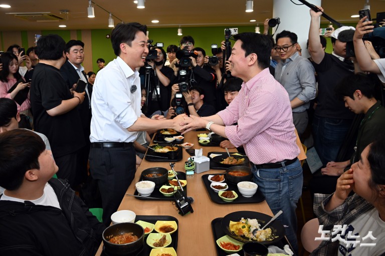 학생들과 만나는 이준석 대선 후보 찾은 안철수