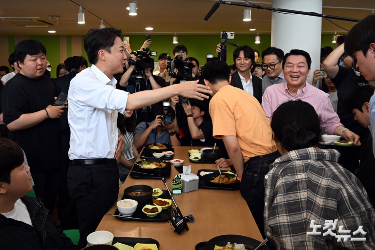 학생들과 만나는 이준석 대선 후보 찾은 안철수
